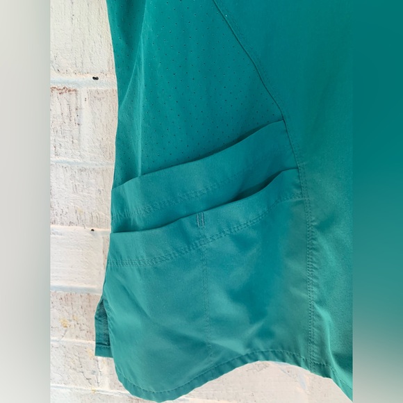 Barco One Green Woman’s Scrub Top with Pocket XL - Picture 8 of 8